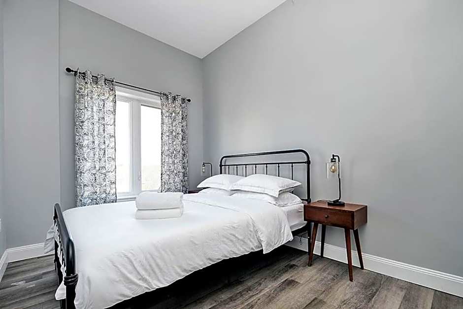 High-end condo downtown Kingston near RMC Queens