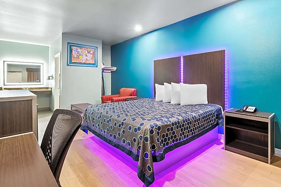Econo Lodge Inn & Suites