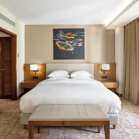 Deluxe King Room with Pool View - Club Access