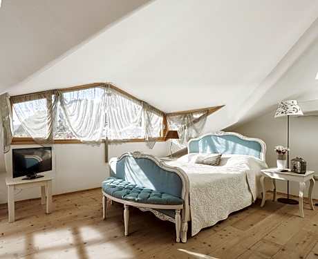 Superior Attic Room with Seaview & Tub