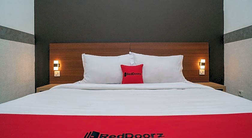 RedDoorz Syariah near Kota Cinema Mall Jatiasih