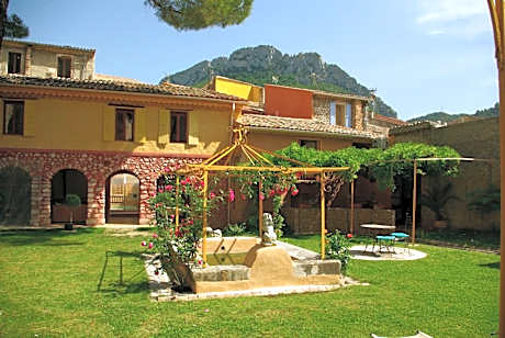 Les Arcades Le Lion D'or