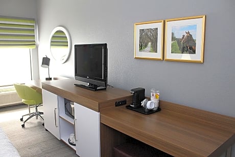 1 KING MOBILITY ACCESSIBLE TUB MICROWV/FRIDGE/HDTV/FREE WI-FI HOT BREAKFAST INCLUDED/WORK AREA