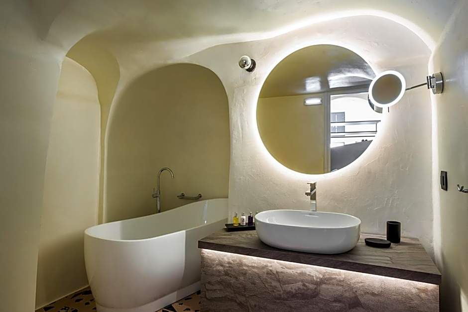 Sun Rocks Boutique Hotel - Caldera View Suites & Sunset Dining Experience