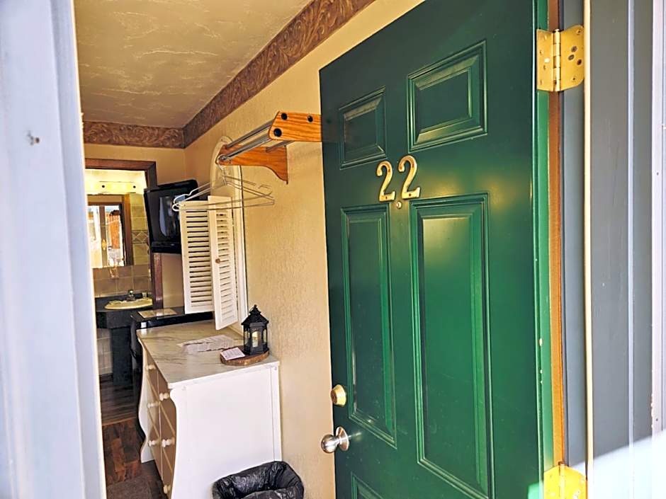 Cedar Wood Inn