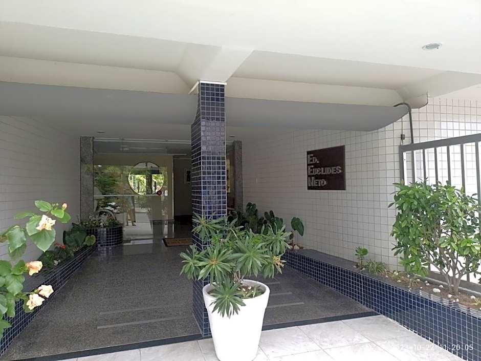 PRIME Beach e Praia do Forte a Pé e Polo Gourmet com carro no estacionamento.