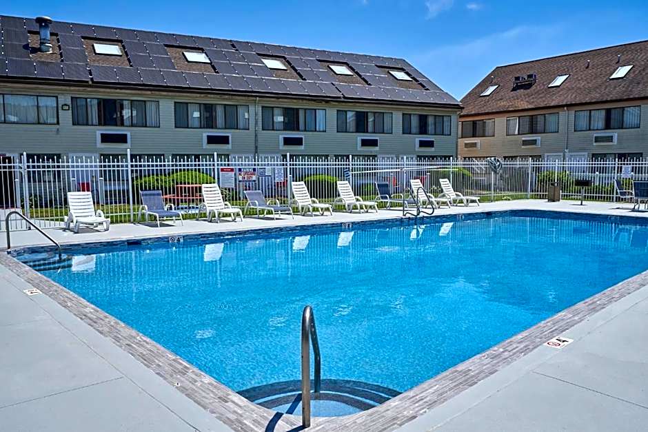 Admiralty Inn & Suites - a Red Collection Hotel