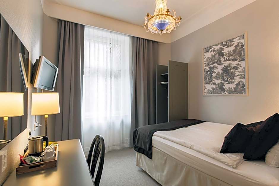 Crystal Plaza Hotel