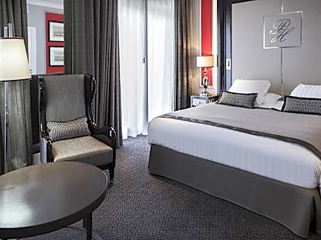Deluxe City View Room with Queen Bed
