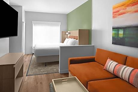 Large King Studio with Sofa Bed and Adapted Tub - Mobility Accessible