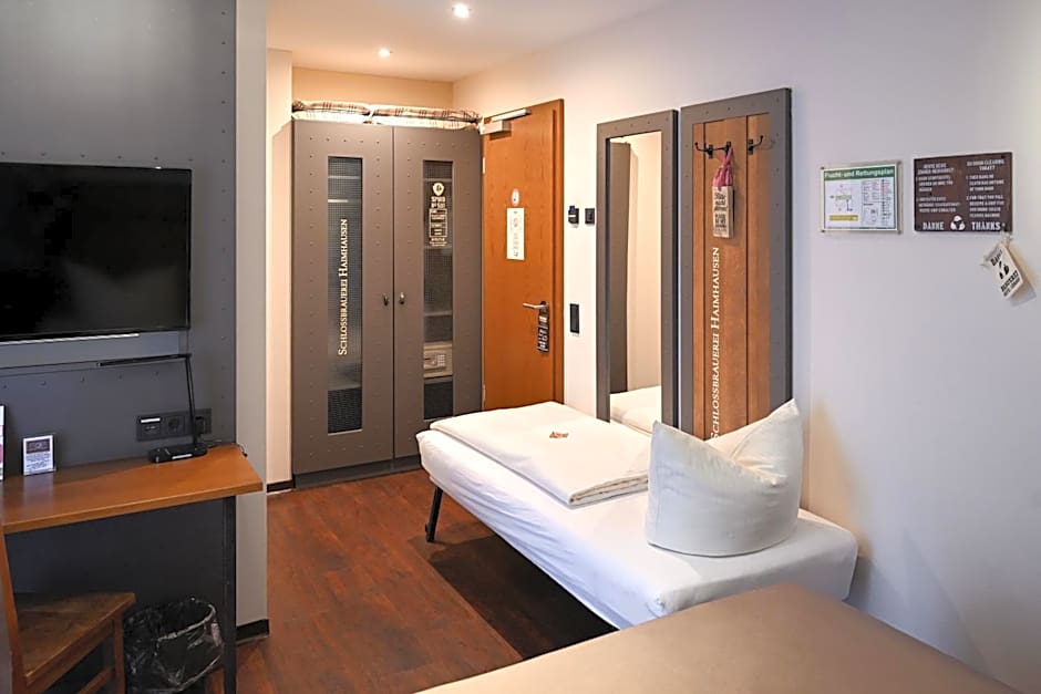 Brauerei Gasthaus Lohhof im Münchner Norden, direkt an der S1, nähe vom Flughafen, Zentrum, A92, Allianz Arena, Ruderregatta und Schießanlage G- Hochbrück entfernt, Internationale Küche