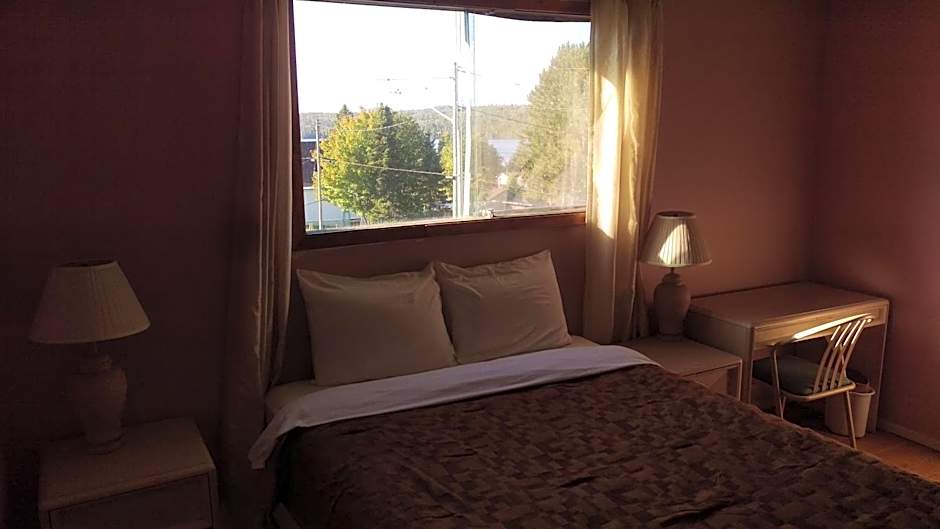 Bay Lake Inn - Frontiersman Motel