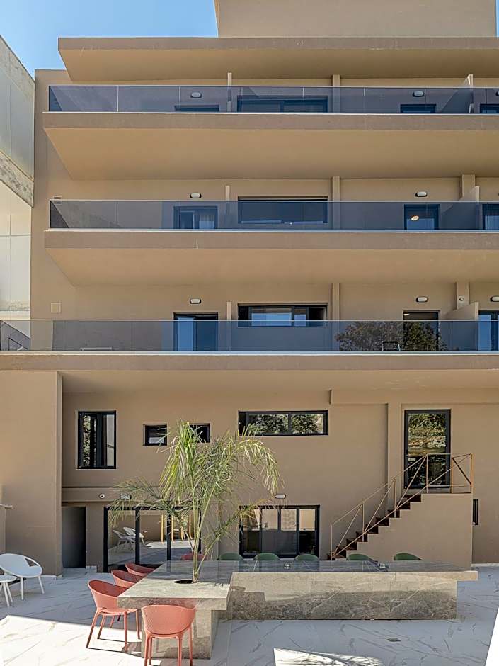 Miss Marrone City Hotel