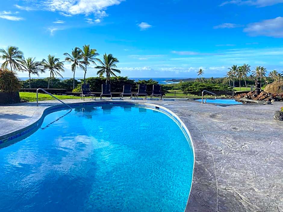 Beachfront 1 Bedroom Condo with Private Beach, Pool, Hot Tub
