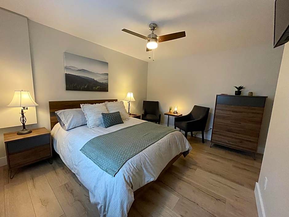 Photo 1 of 4 of Deluxe 1 Queen Bed