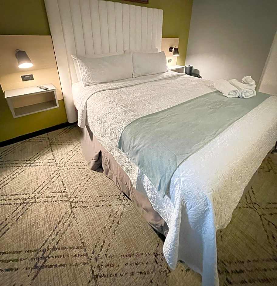 Photo 1 of 4 of Deluxe 1 King Bed, Accessible
