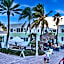 Walkabout 5 Retro Hotel on the beach with live music and a bar