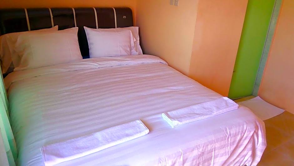 Photo 1 of 8 of Deluxe 1 Queen Bed