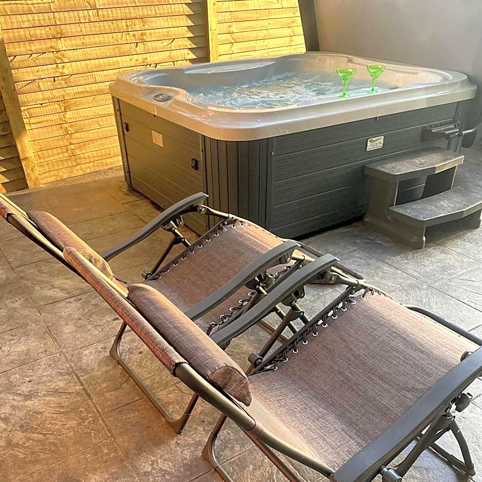 Paddock Pod - Sleeps 4 & Roofed Over Private Hot Tub & NEW SAUNA