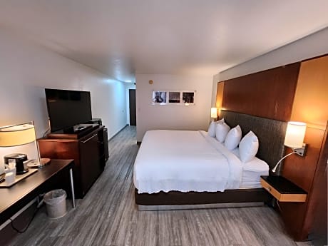 King Room - Non Smoking/Interior Hall
