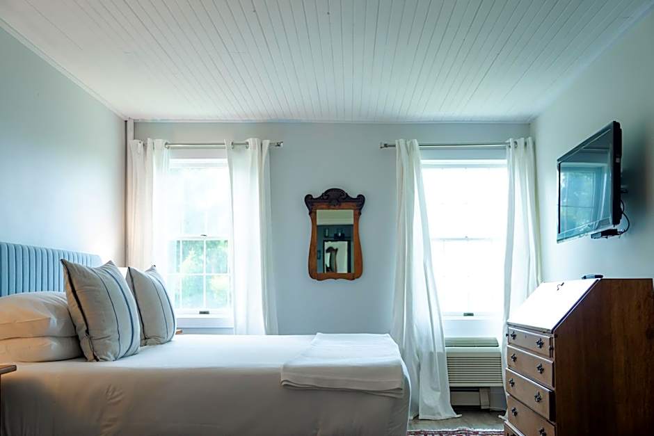 South Landing Inn