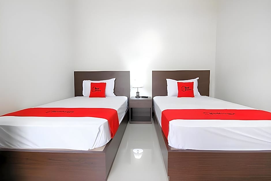 RedDoorz @ Raya Ngagel 2