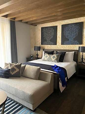 Deluxe Suite with Spa Bath