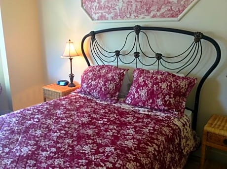Country Room with Queen Bed