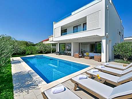 bedroom villa near Split with pool