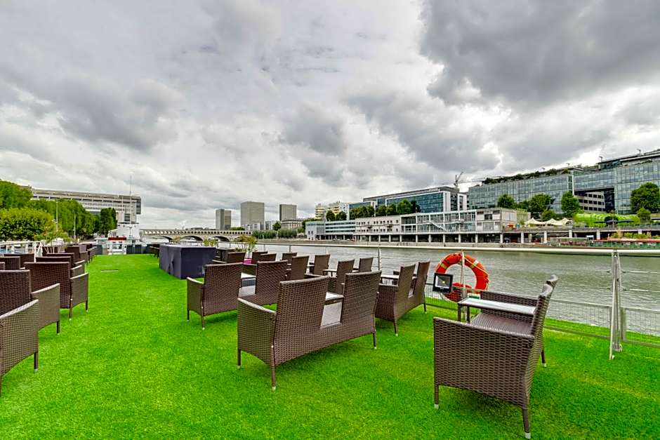Le VIP Paris - Yacht Hotel