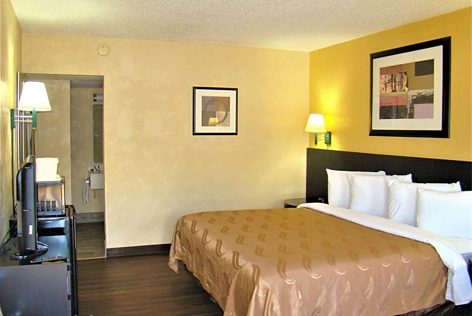 Photo 1 of 2 of 1 King Bed, Upper Level