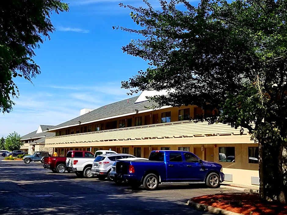 Americas Best Value Inn & Suites Monroe