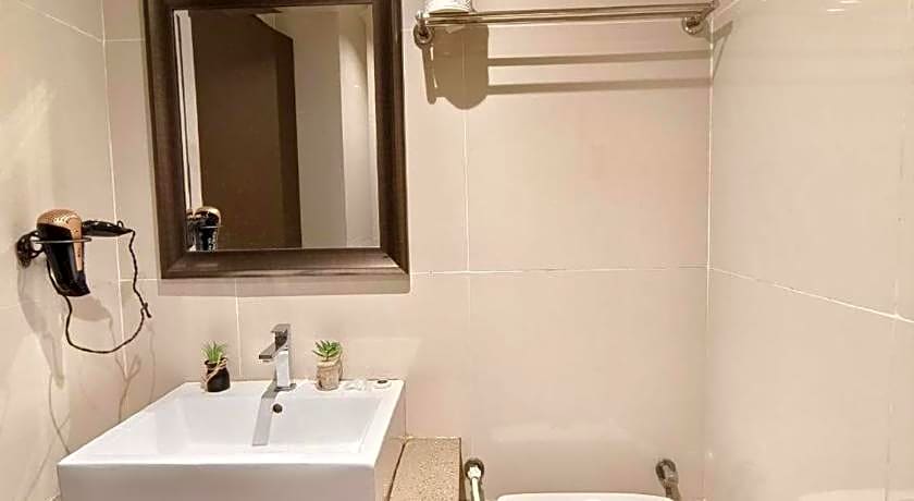 Riverbank Hotel by MRVJ BUSINESS