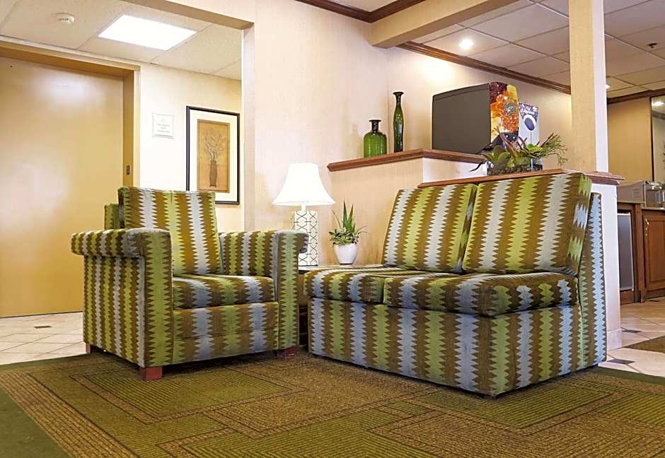 La Quinta Inn & Suites by Wyndham Milwaukee Airport / Oak Creek
