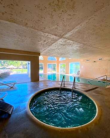 Howard Johnson Pilar Resort Spa & Convention Center