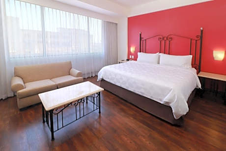 1 King Suite Juarez Ave View