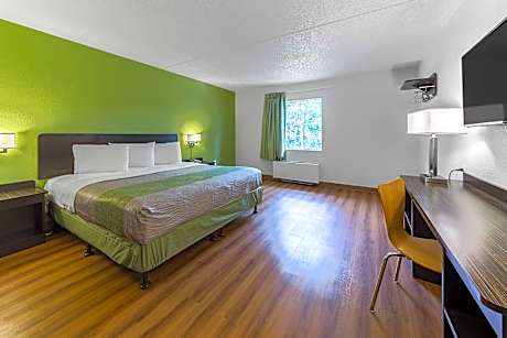 1 King Bed | Non-Smoking