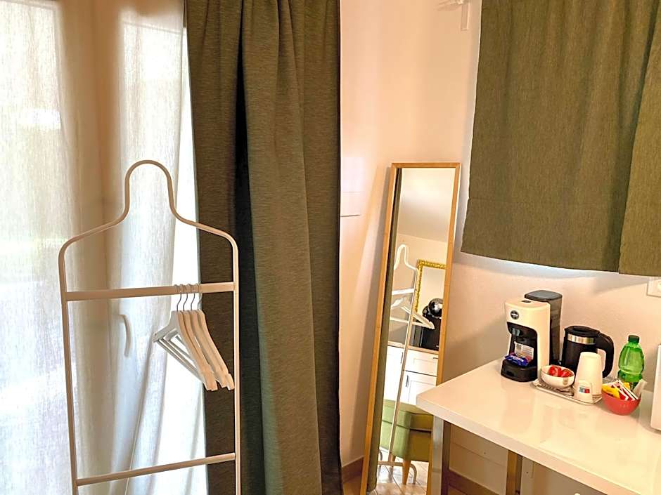 The Green Gate - Airport Guest House