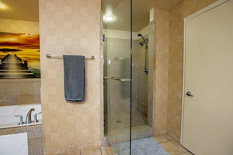 2100 SqFt Penthouse Suite W/ Strip Views! POOL GYM