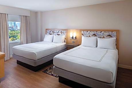 2 Queen Elite Floor W/Microwv/Fridge Nonsmoke