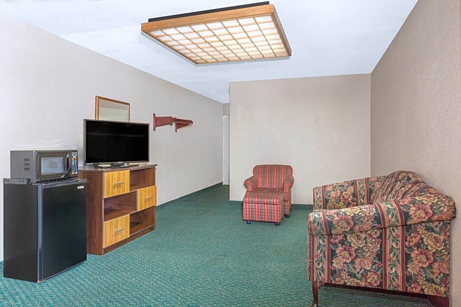 Super 8 by Wyndham Bentonville