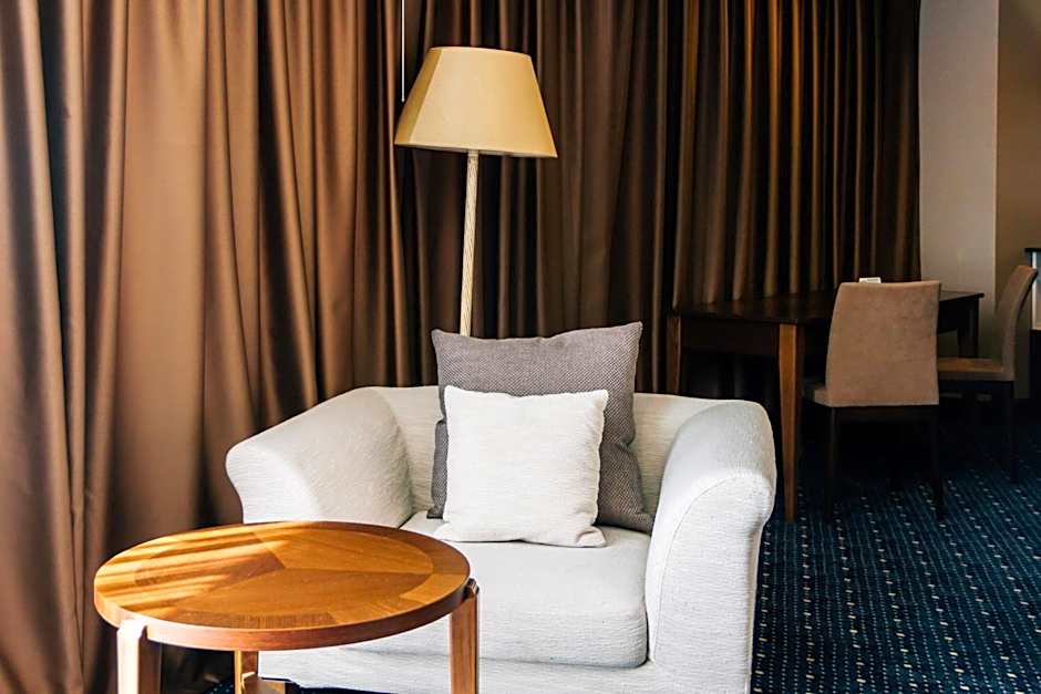 Parkside Hotel & Apartments