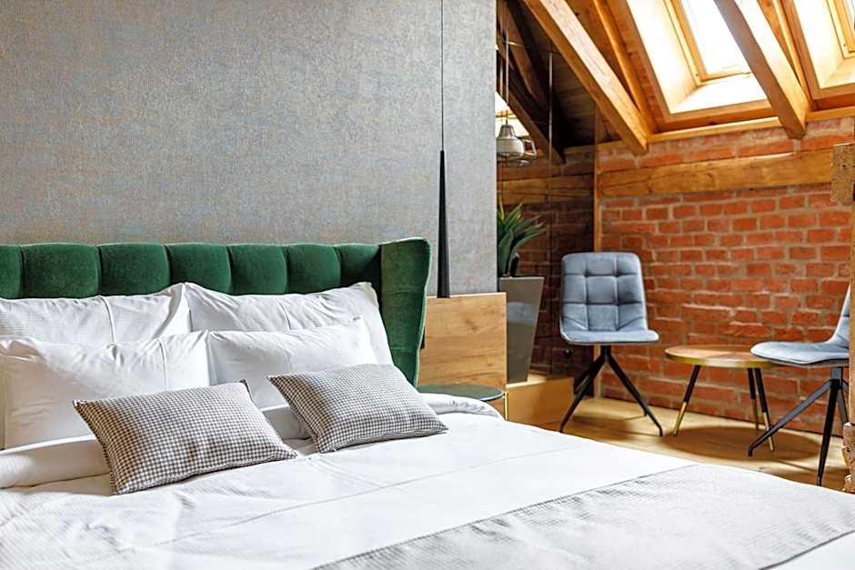 SCHUSTER Boarding House