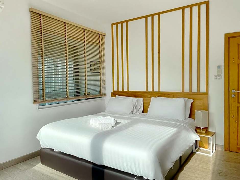 Photo 1 of 9 of Executive Suite