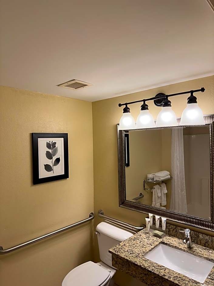 Country Inn & Suites by Radisson, Macedonia - Northfield