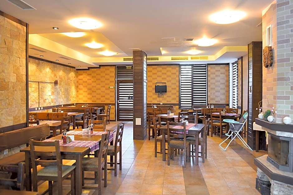 Royal Bansko - Family Apart Hotel With All Inclusive Light or HB&Drinks and Hot Pool & Jacuzzis