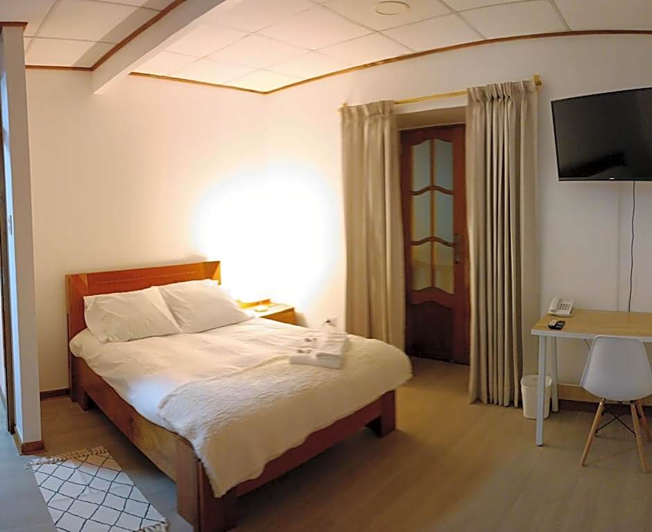 Deluxe 1 Queen Bed — 14 fotoğraftan 1. fotoğraf