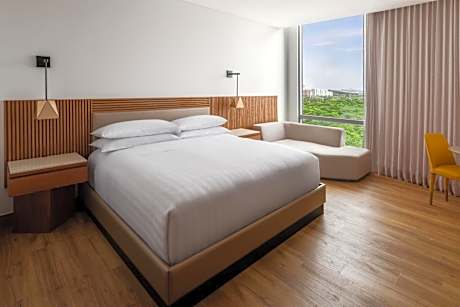 One-Bedroom Suite - Club Lounge Access