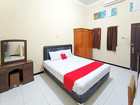 RedDoorz at Ratu Homestay Syariah Near Lippo Mall Banyuwangi