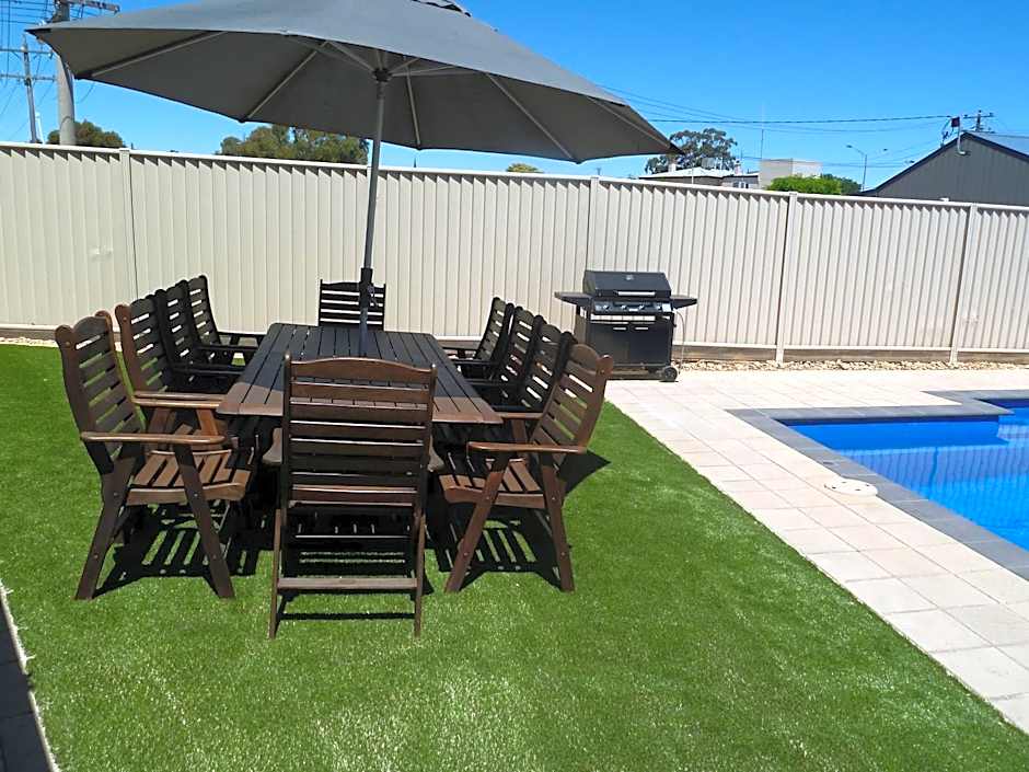 Ploughmans Motor Inn